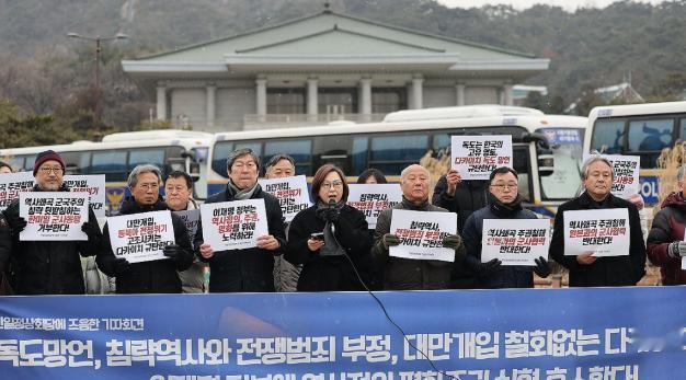 韩国发生大事了，李在明访日前夕，日本驻韩国大使馆突然被“围”了。
 
首尔的深冬