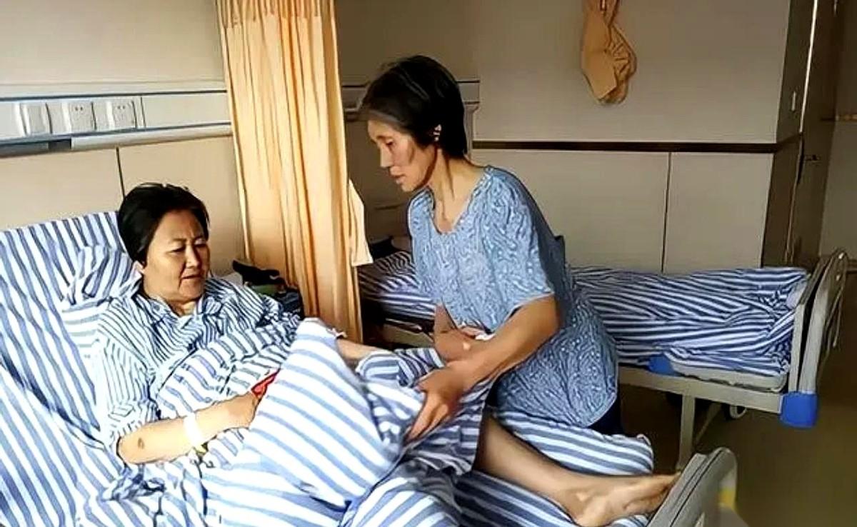 浙江女护工项菊香，干了件所有人都想不通的事。
一个东北姑娘出车祸，成了植物人。亲