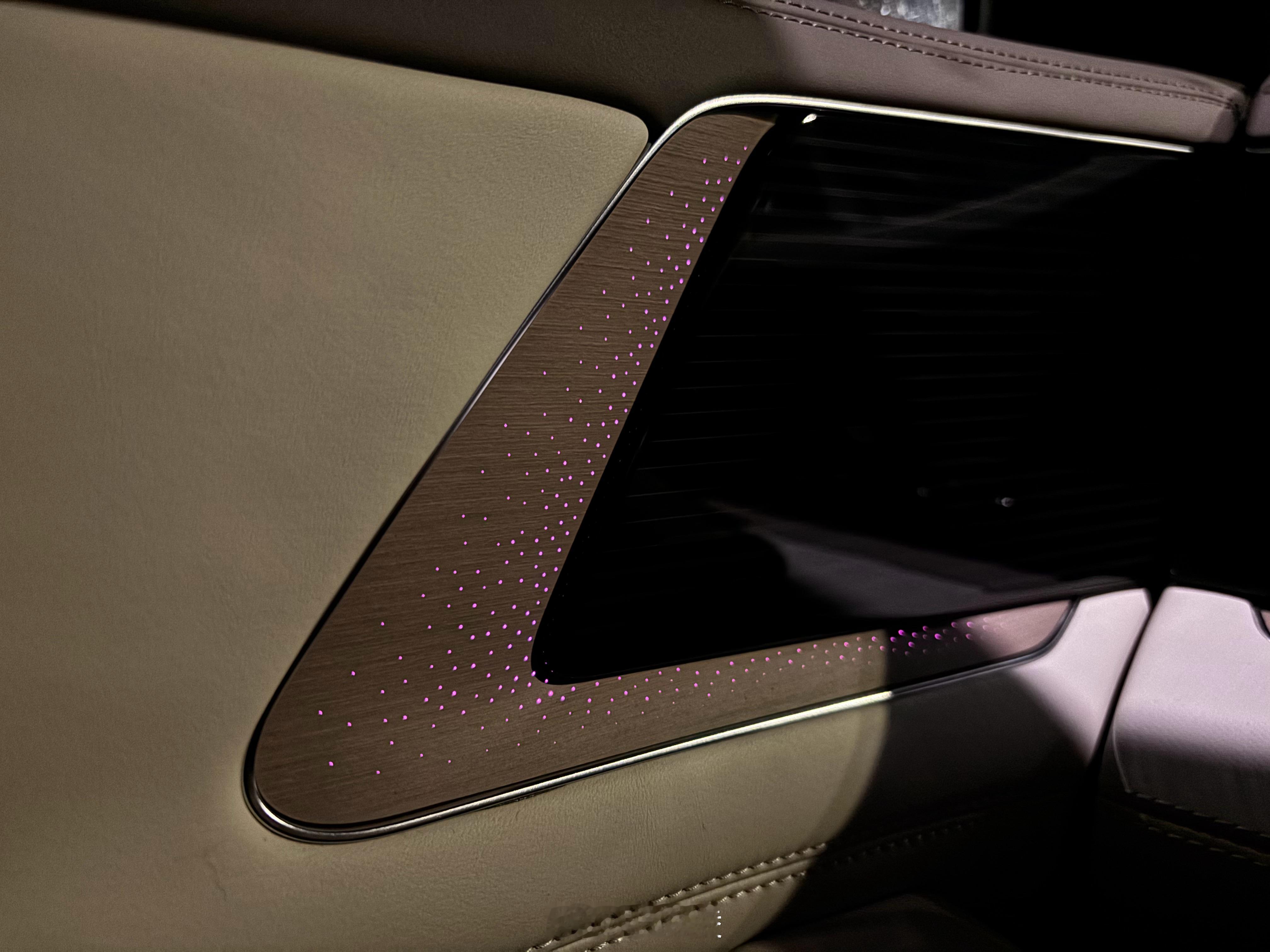 这个氛围灯也是细节怪，不上镜 