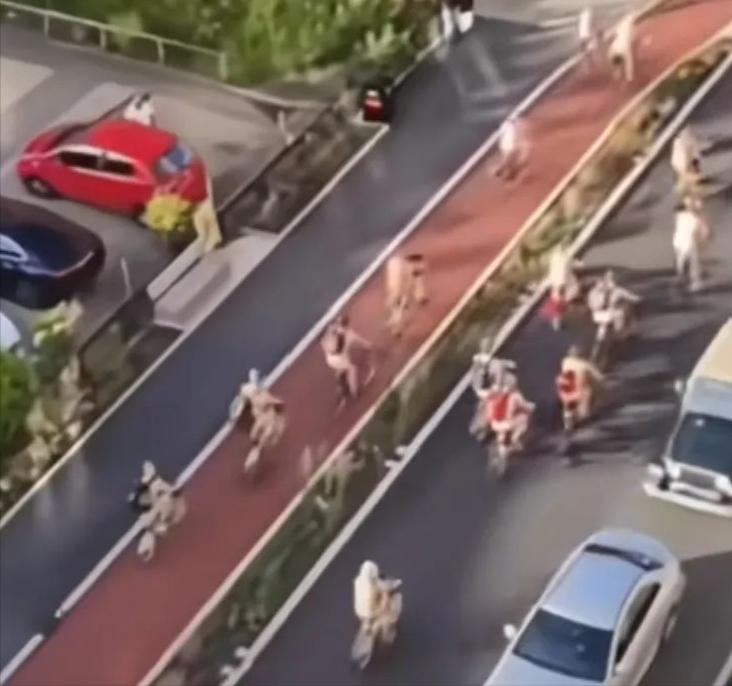 [兔子]这些人怎么想的？

路透社报道，6月14日英国伦敦有1000多名一丝不挂