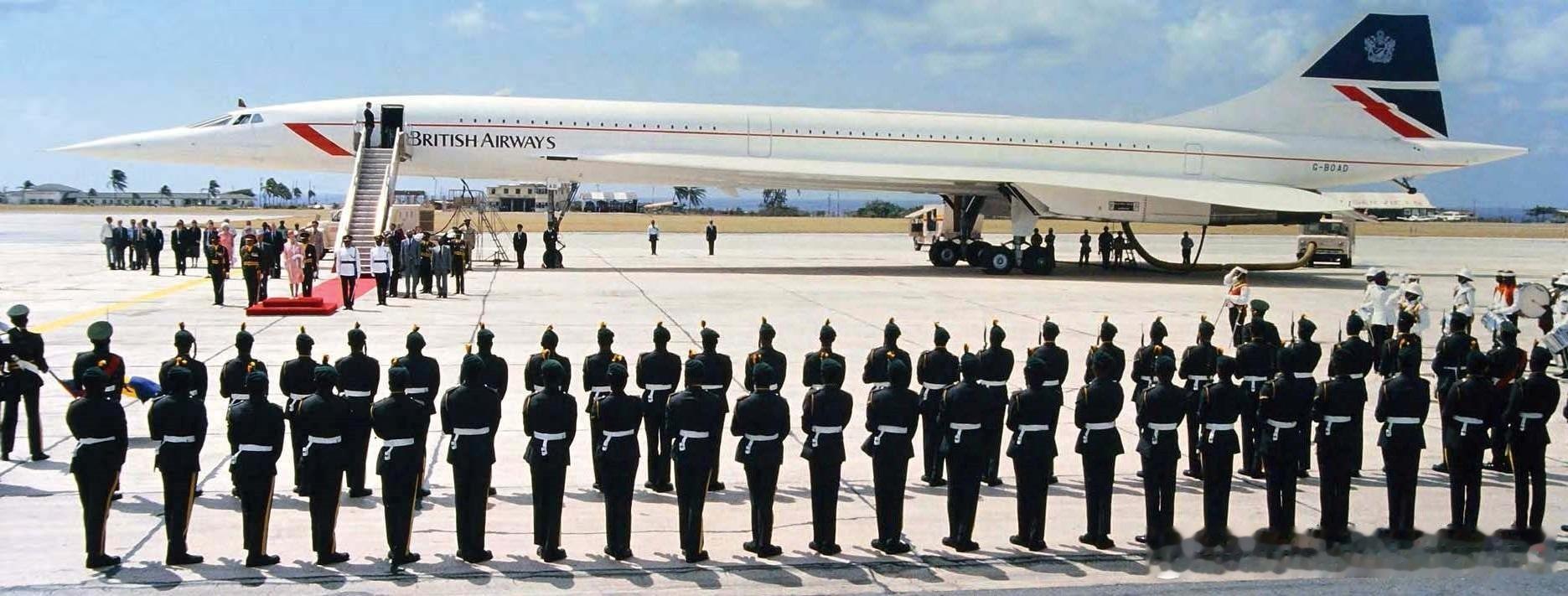 70年代英国女王伊丽莎白二世和菲利普亲王在巴巴多斯接受皇家卫队致敬历史影像 ​​