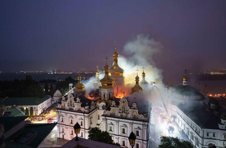 百年信仰，一夜成灰。

6月15日凌晨1点50分，基辅洞窟修道院遭袭。这座始建于