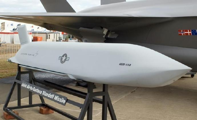 每天认识一件兵器 美国AGM-158联合空对地防区外导弹长度：427厘米直径：4