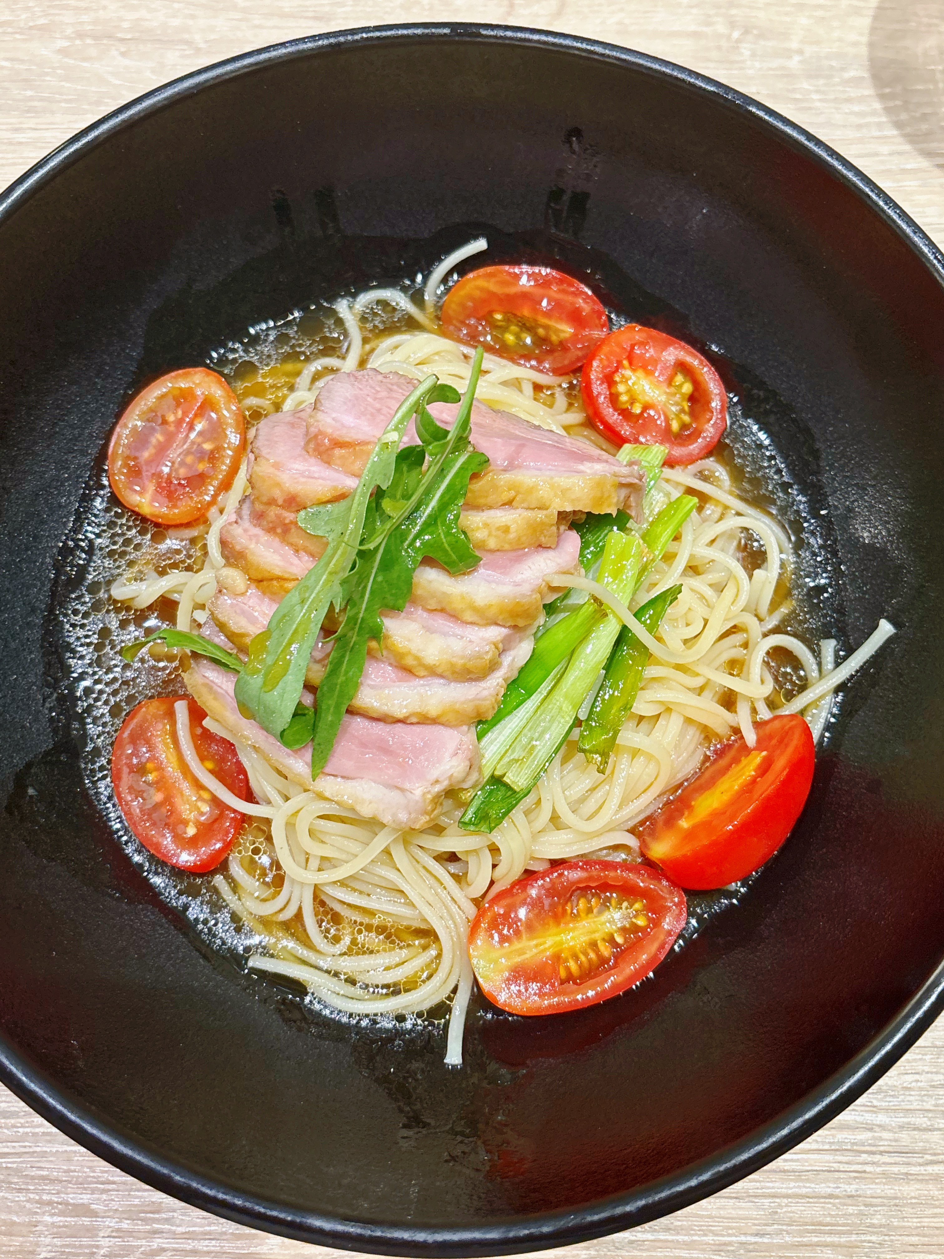 樱桃鸭肉义大利冷面今天陪母上大人出门一整天早上六点出发～现在还在外面浪～我妈体力