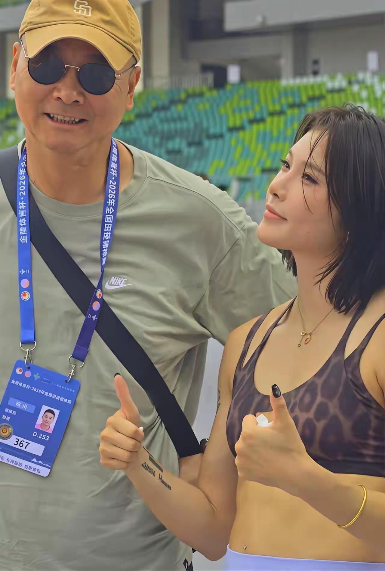 吴艳妮与她的教练合影，为何她的表情总是给人一种怪怪的感觉？ ​​​