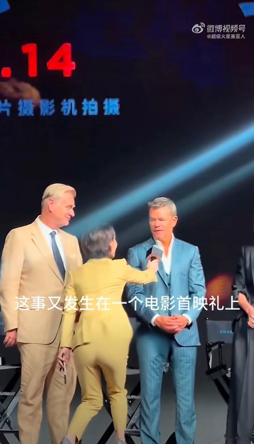 陈璇递麦姿势惹争议跟你们说，今天刚开始刷到这姿势截图的时候，我真的以为是高市早苗