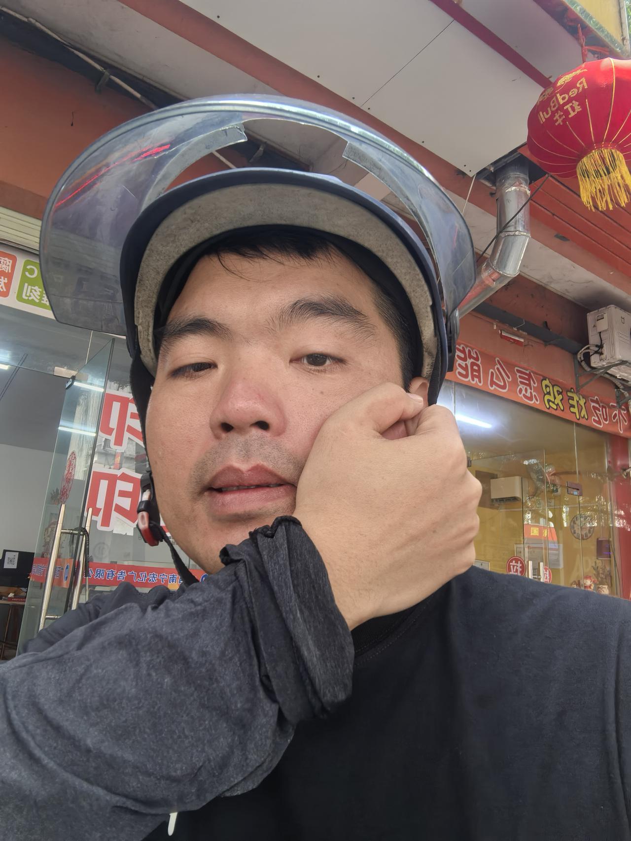 天气越来越热了，跑外卖也是越来越难顶了，40+的中年农村人除了送外卖还能做什么呢