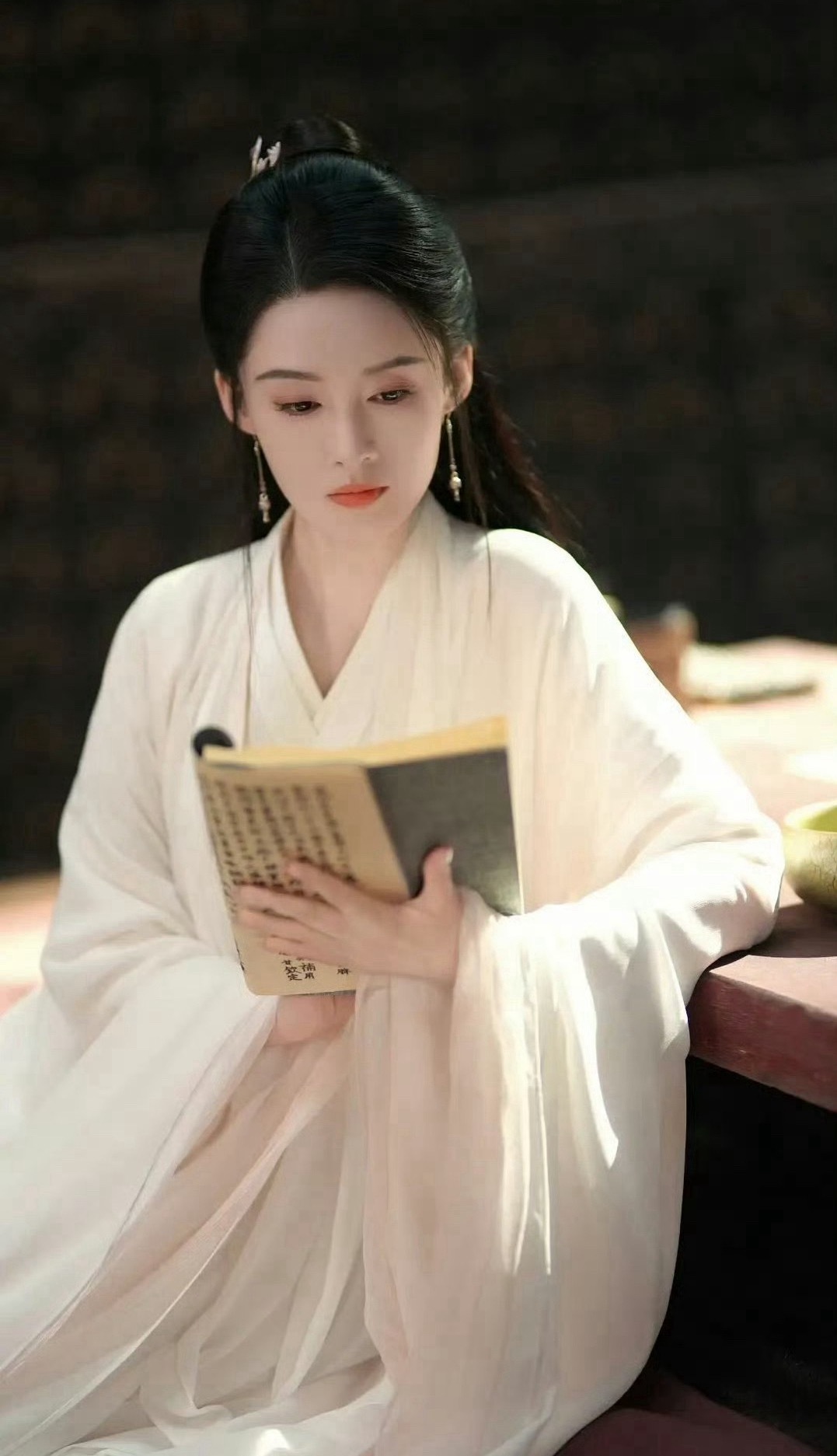 看了一圈，确实李沁更适合李清照千古第一才女她既能演少女的灵动，也能演晚年的孤傲…