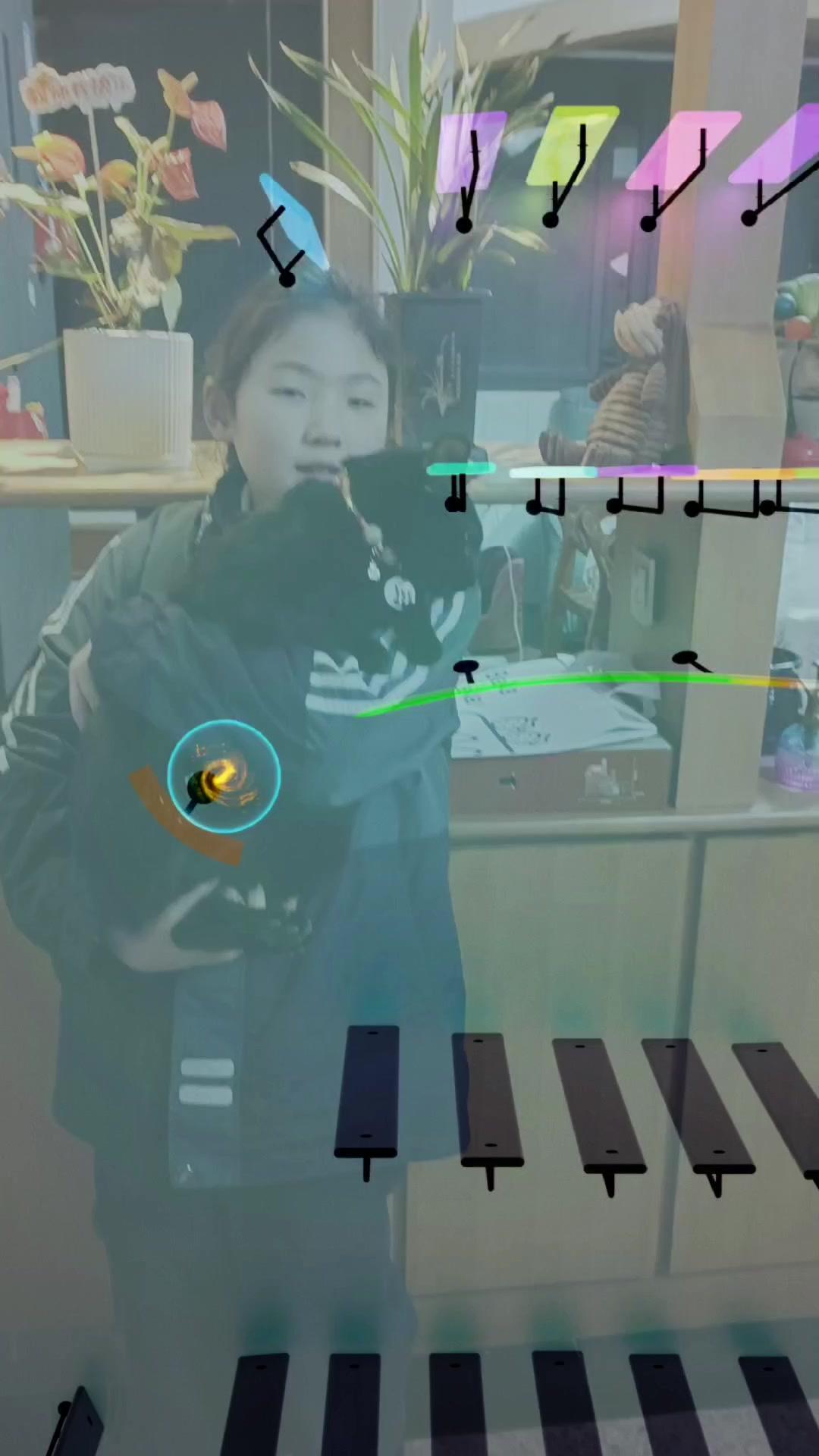 萌娃和萌宠一起玩音乐小球，画面也太治愈了吧！
小球滚动的声音配上可爱的互动，解压