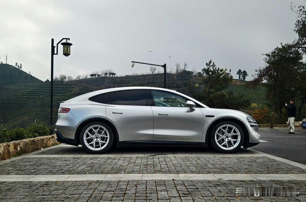 家用SUV能跑山吗？这两天差评君开着智界R7跑了一下杭州的安顶山。有了空悬+连续