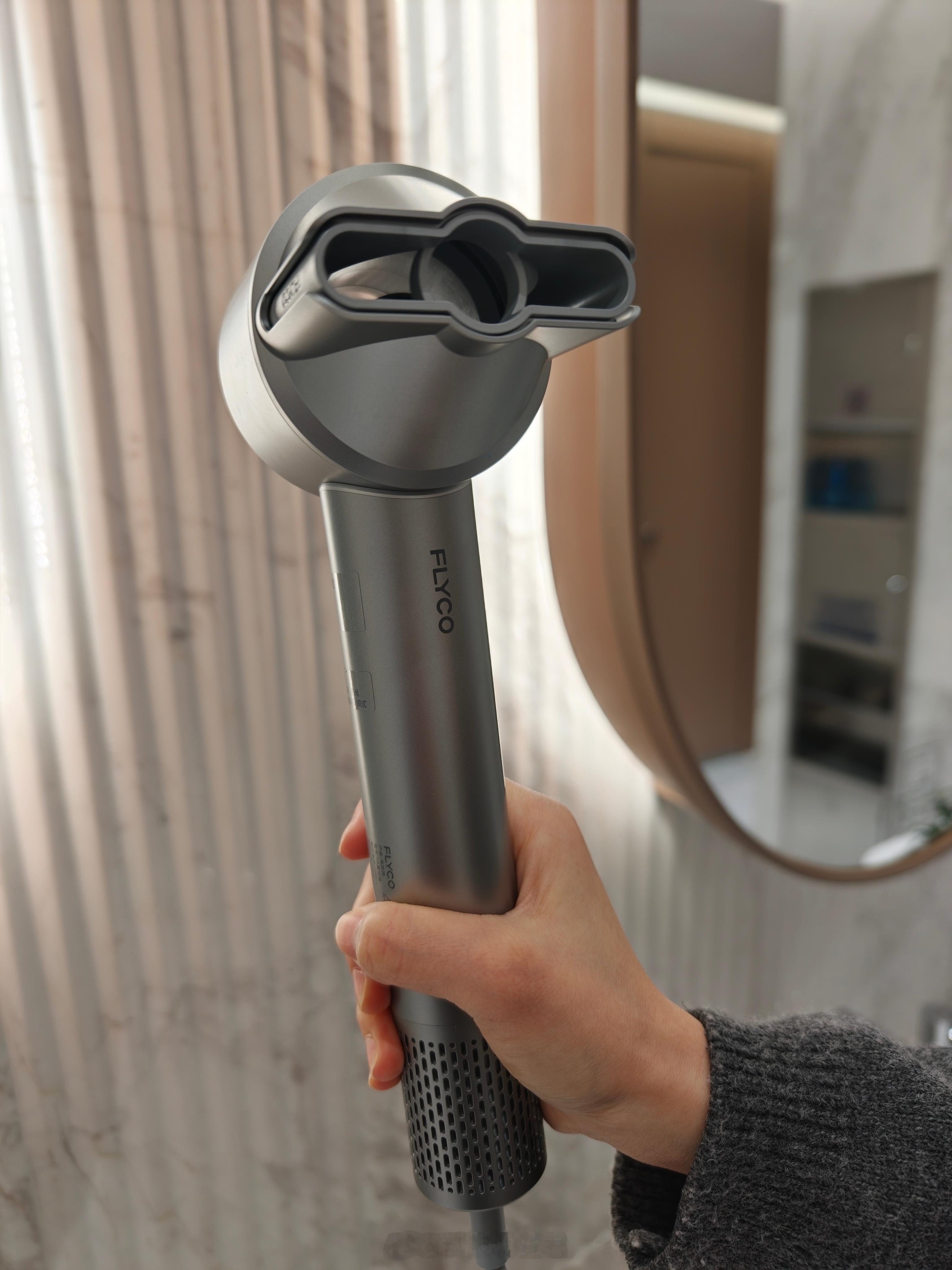 吹头不烫头才是真上头想起来以前被妈妈吹头发最怕烫到头皮！每次热风怼着吹都心惊胆战