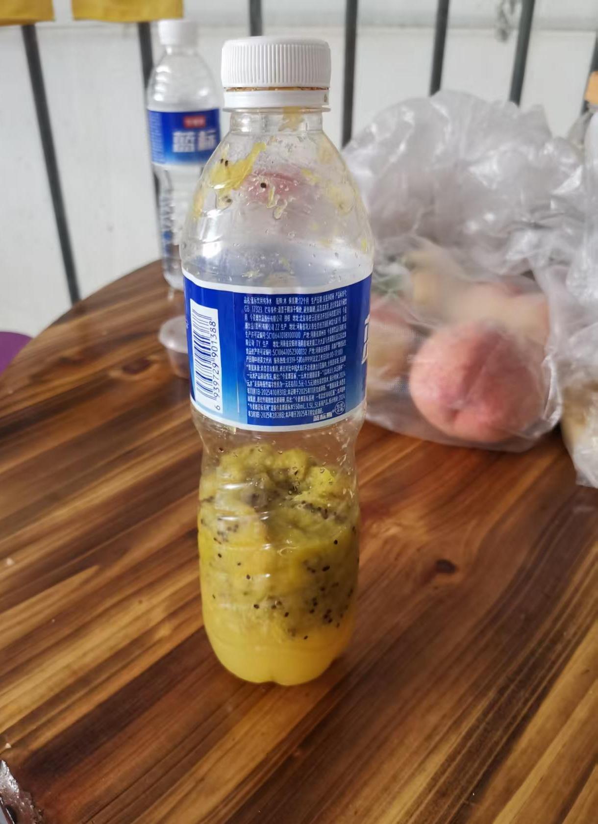前几天朋友给了一袋猕猴桃，我和石先生各尝了一个，不怎么甜还有点酸，就把它们往箱子