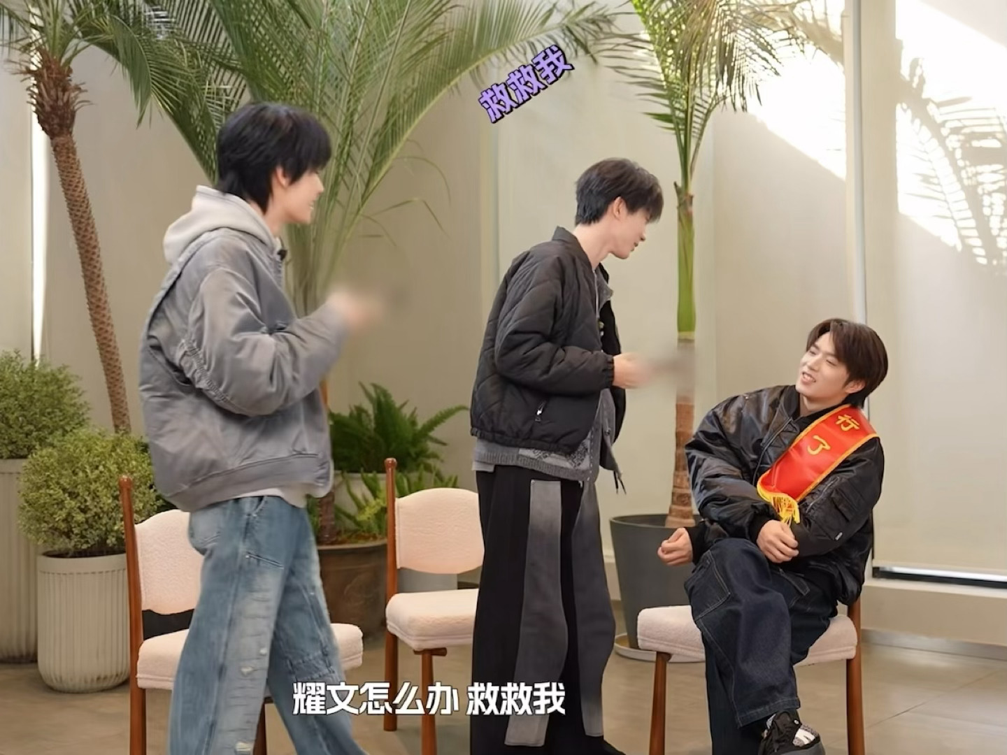俩哥哥惩罚是要给飞总发语音说“俺不中了”迟迟开不了口 马哥就这么找弟弟求救撒娇“