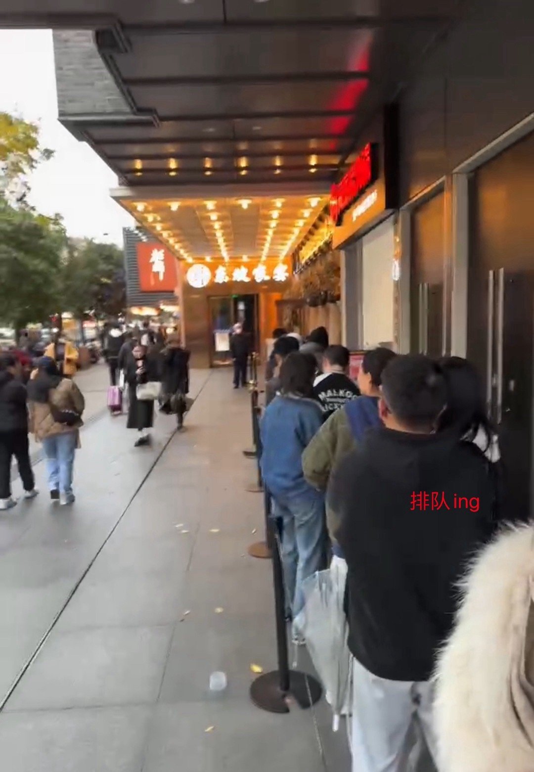 去了很火的巴黎面包博物馆 周一去的以为人会少一点 结果排队入场 排队买单 排队拍
