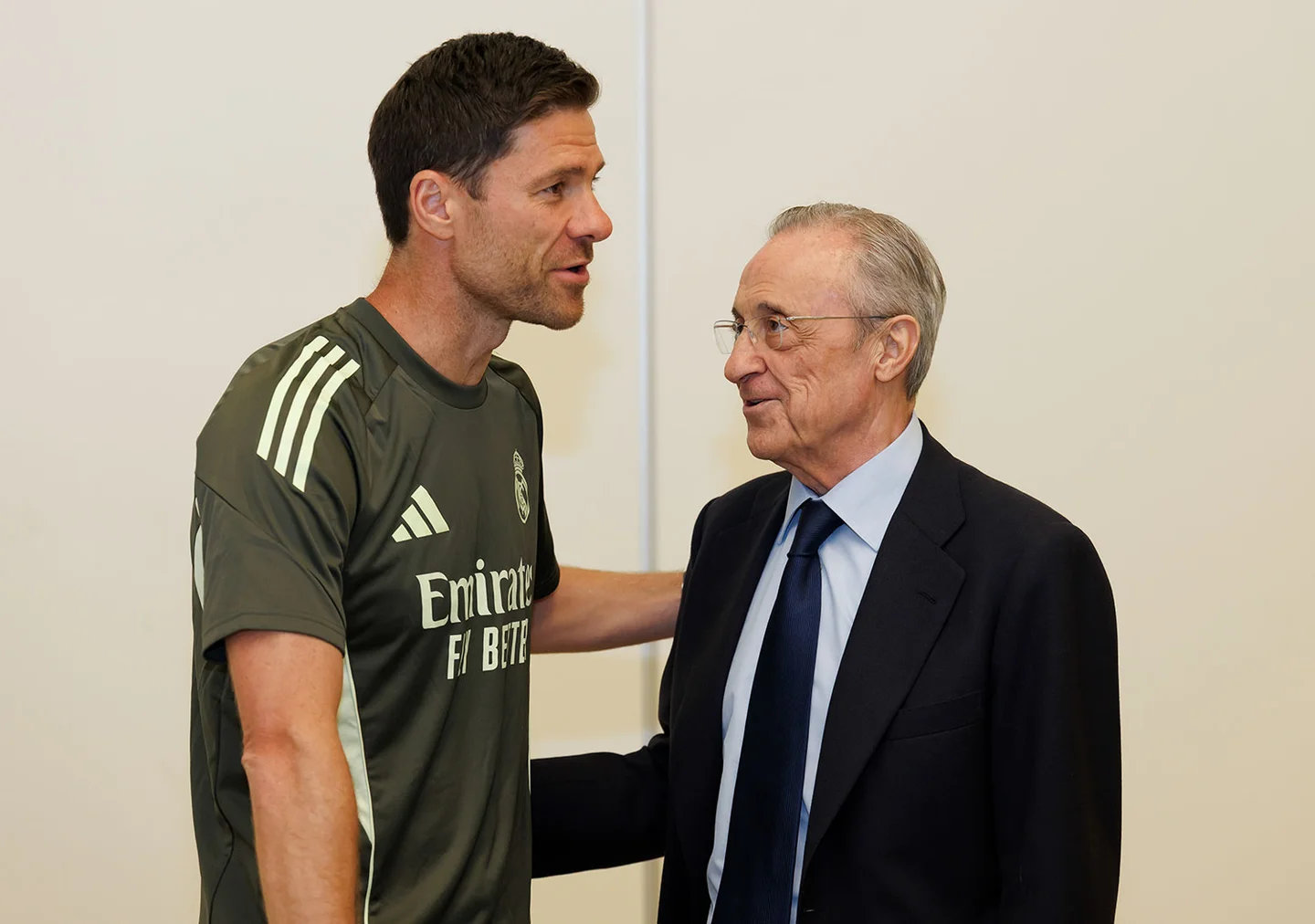 📸 弗洛伦蒂诺抵达佛罗里达慰问教练组和球员。2025世俱杯halamadrid
