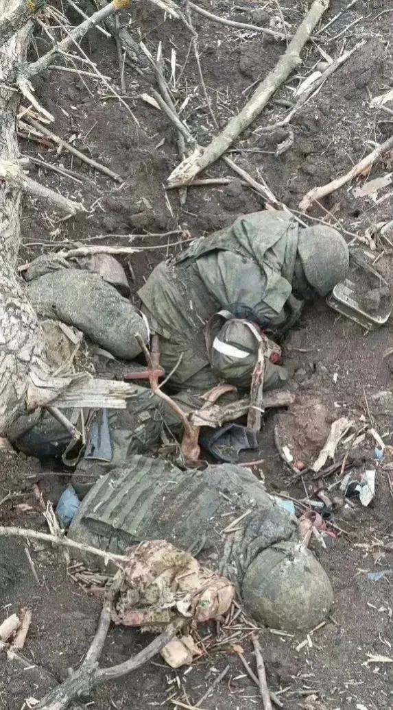 2023年，俄乌战场，几名阵亡的士兵，他们横七竖八的躺在一个弹坑当中，全部已经没