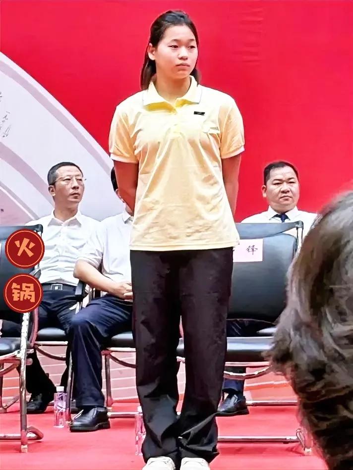 全红婵开学也太反差萌了吧！
 本以为奥运冠军进校园得是众星捧月的阵仗，结果人家直
