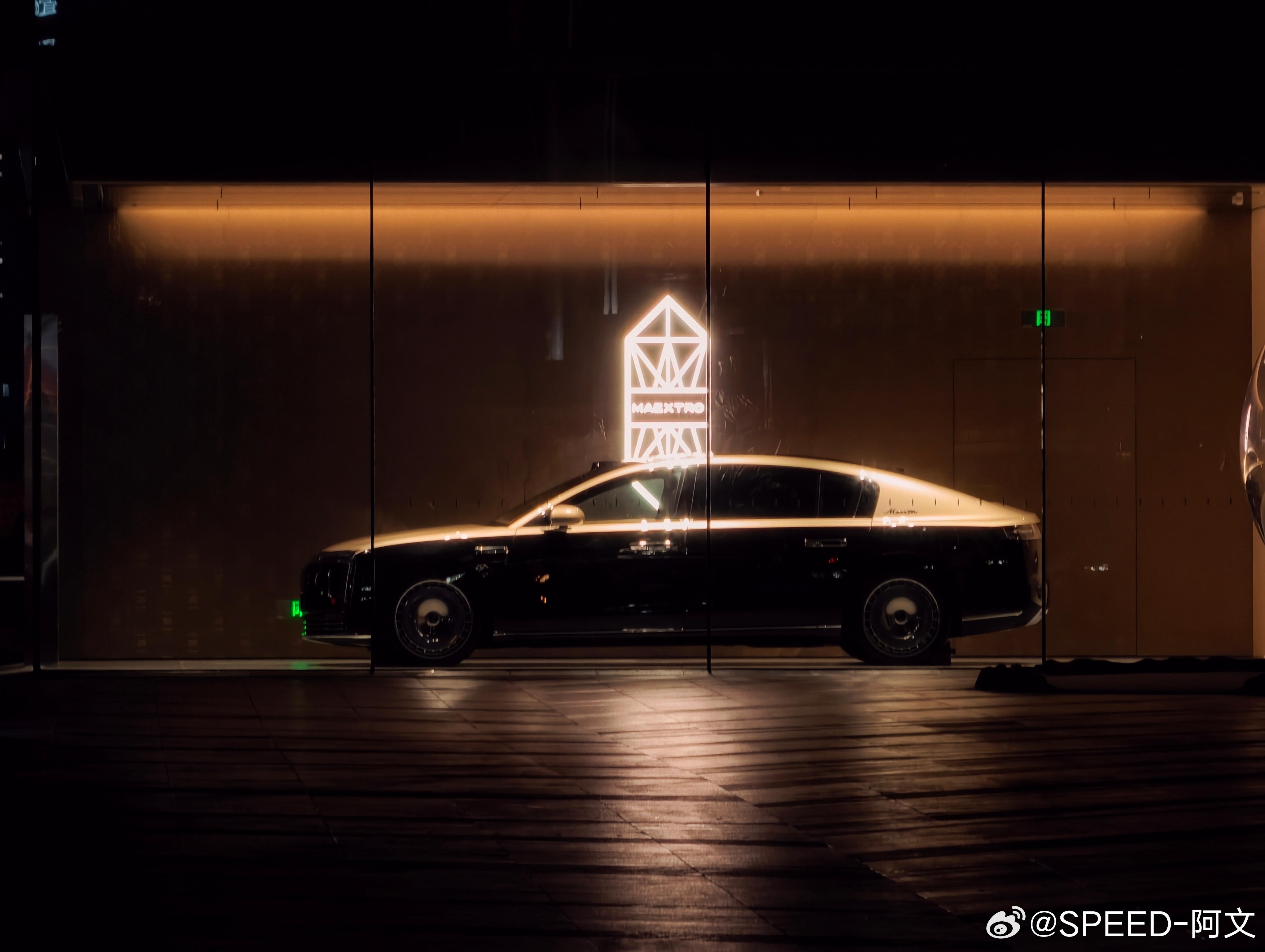 深夜路口万象城转角处这雀食有点太尊了汽场全开 海口