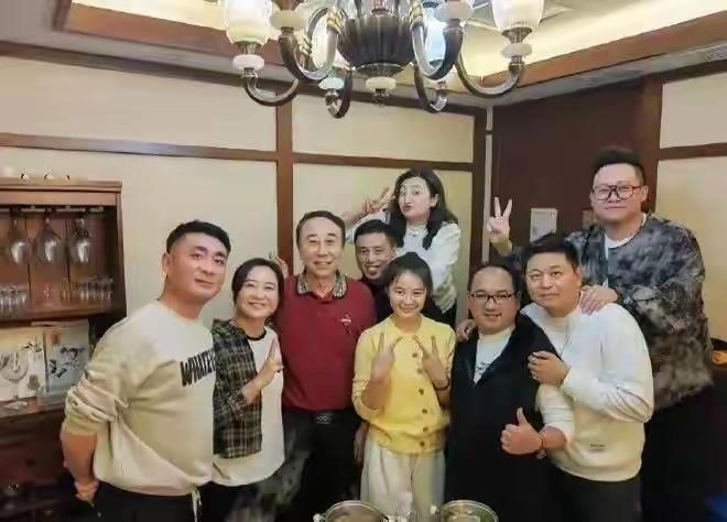 近日，贾玲低调给恩师冯巩过大寿，合影照被曝光，贾玲确实非常瘦，已经彻底不反弹了，