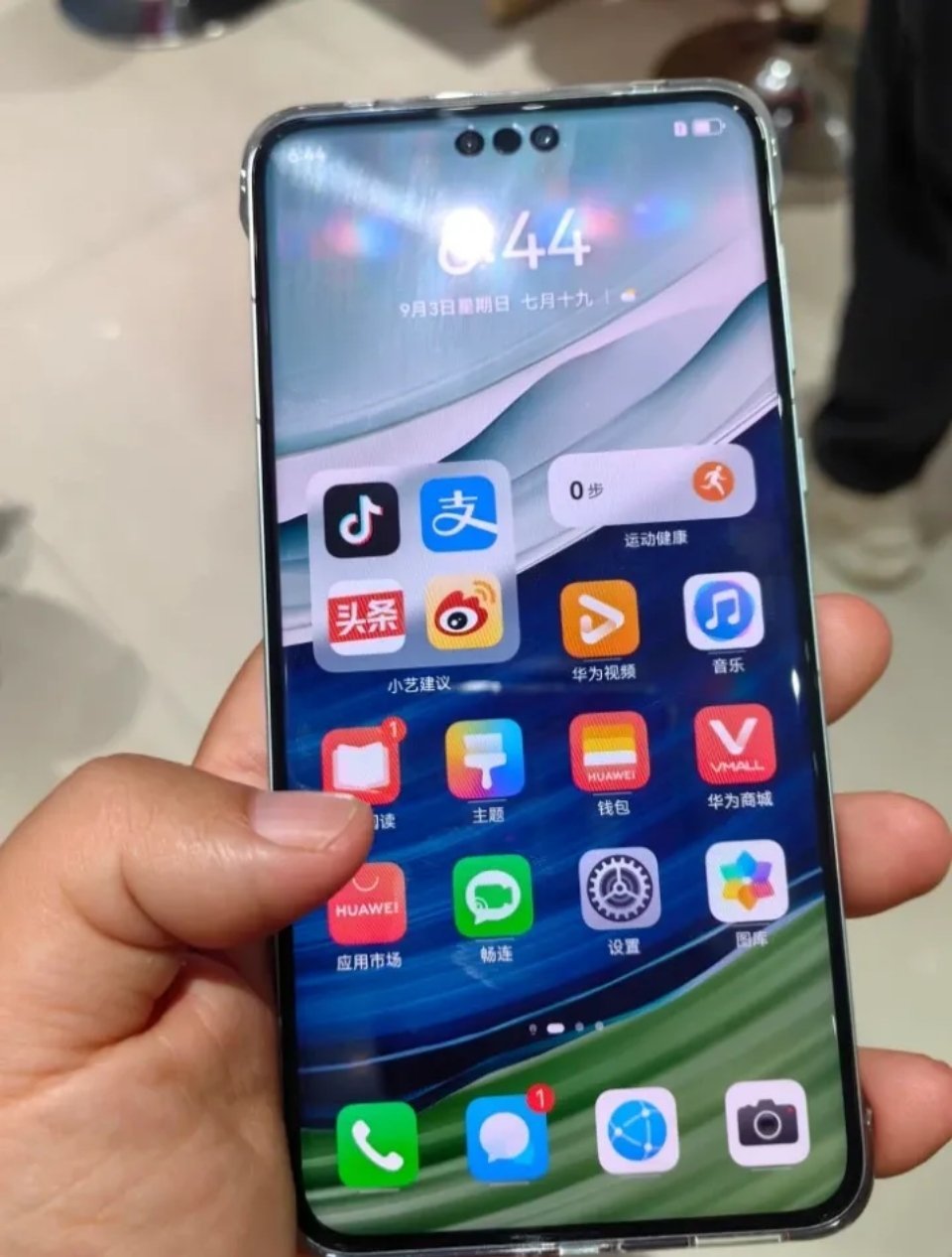 终于拿到手了，mate60Pro。买这个手机真是夸张，要现场拆封，然后还要打十分