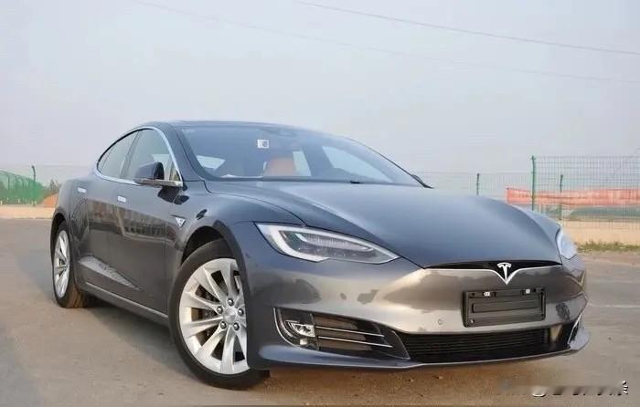 选特斯拉 3、宝马 3 还是奔驰 C，得看个人需求。
要是追求科技感和省油，特斯