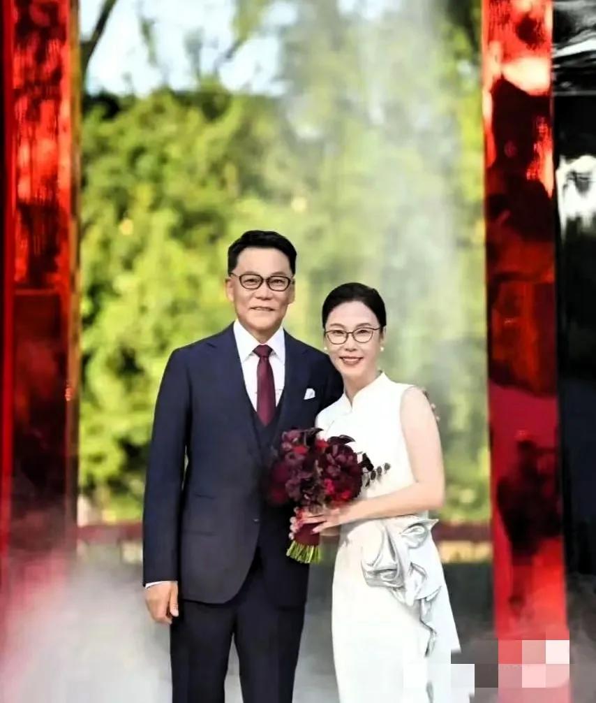 8月17日，当当网创始人李国庆再婚啦，新娘是他北大校友张丹红。婚礼现场那叫一个星