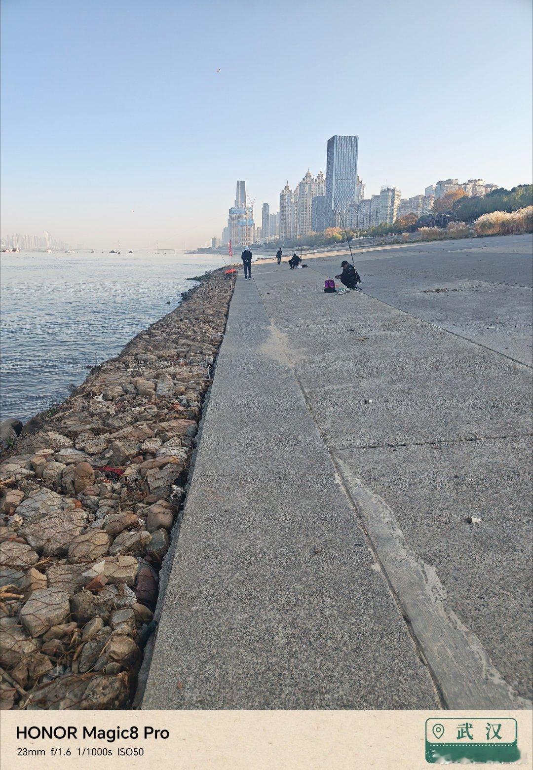 晓岸风轻波欲静，矶头石垒寒沙，垂纶人坐日初斜，竿梢牵远水，城郭入烟霞。几处高楼侵