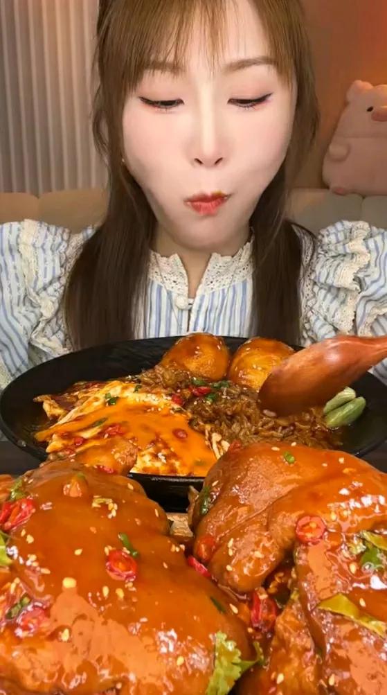 美人笑语欢，美食满桌香。#美食佳肴大赏# #美食在人间。# #小妹掌厨# #多味