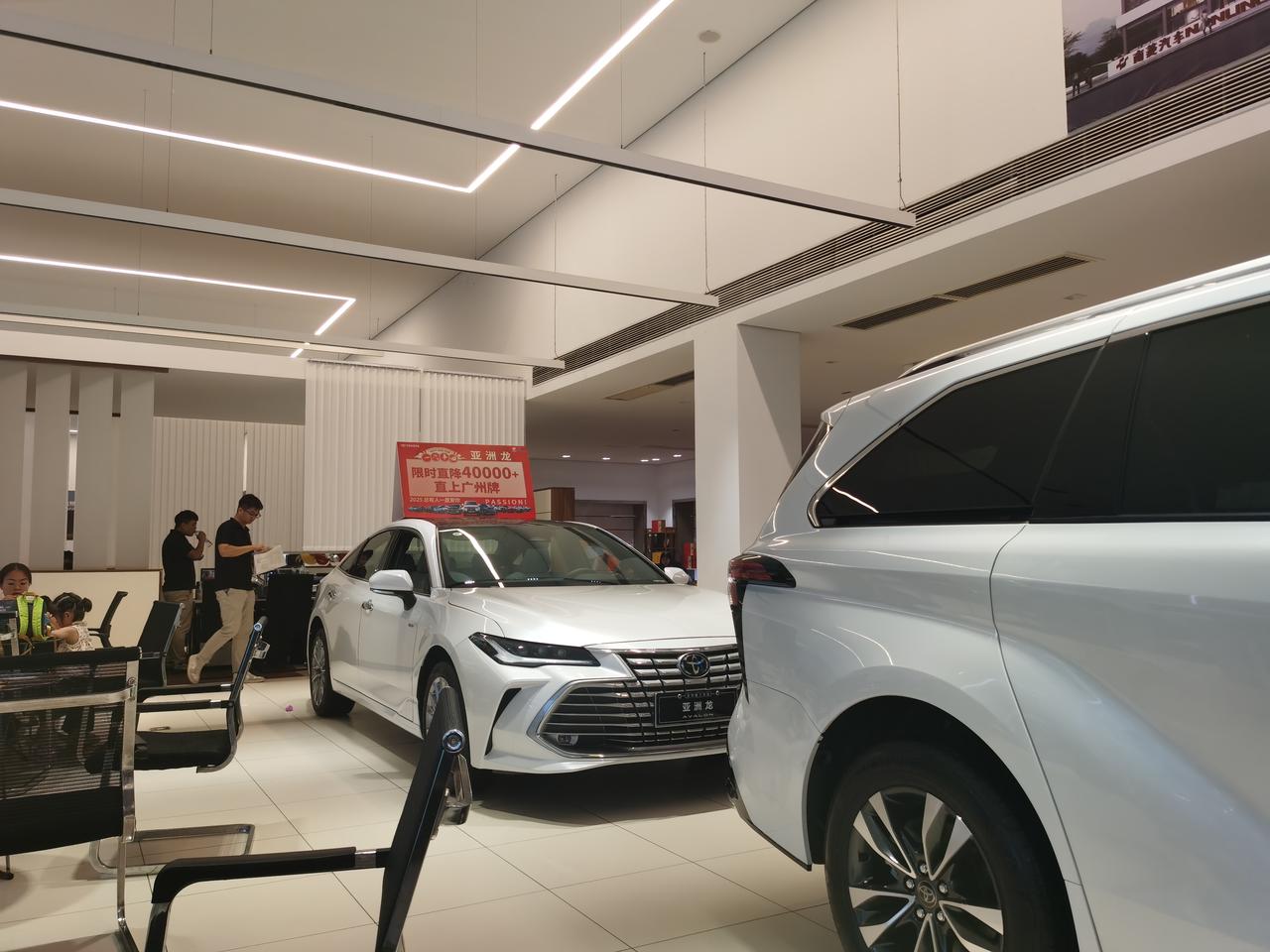 卡罗拉店里连展车都没有，现在都是订单生产，等车1个月。另外，卡罗拉低配没有车，其