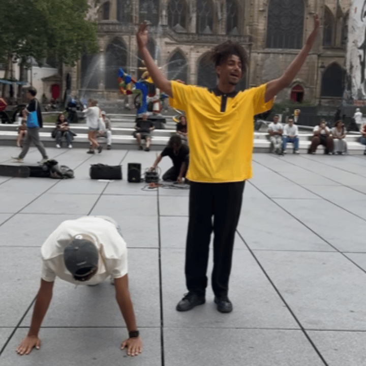 #黑人小哥巴黎街头为奥运热舞# 巴黎真的是读作Paris写作drama，我以为奥