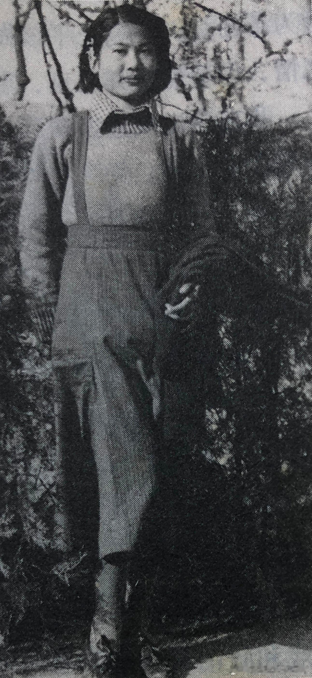 1936年张瑞芳在北平国立艺术专科学校历史影像