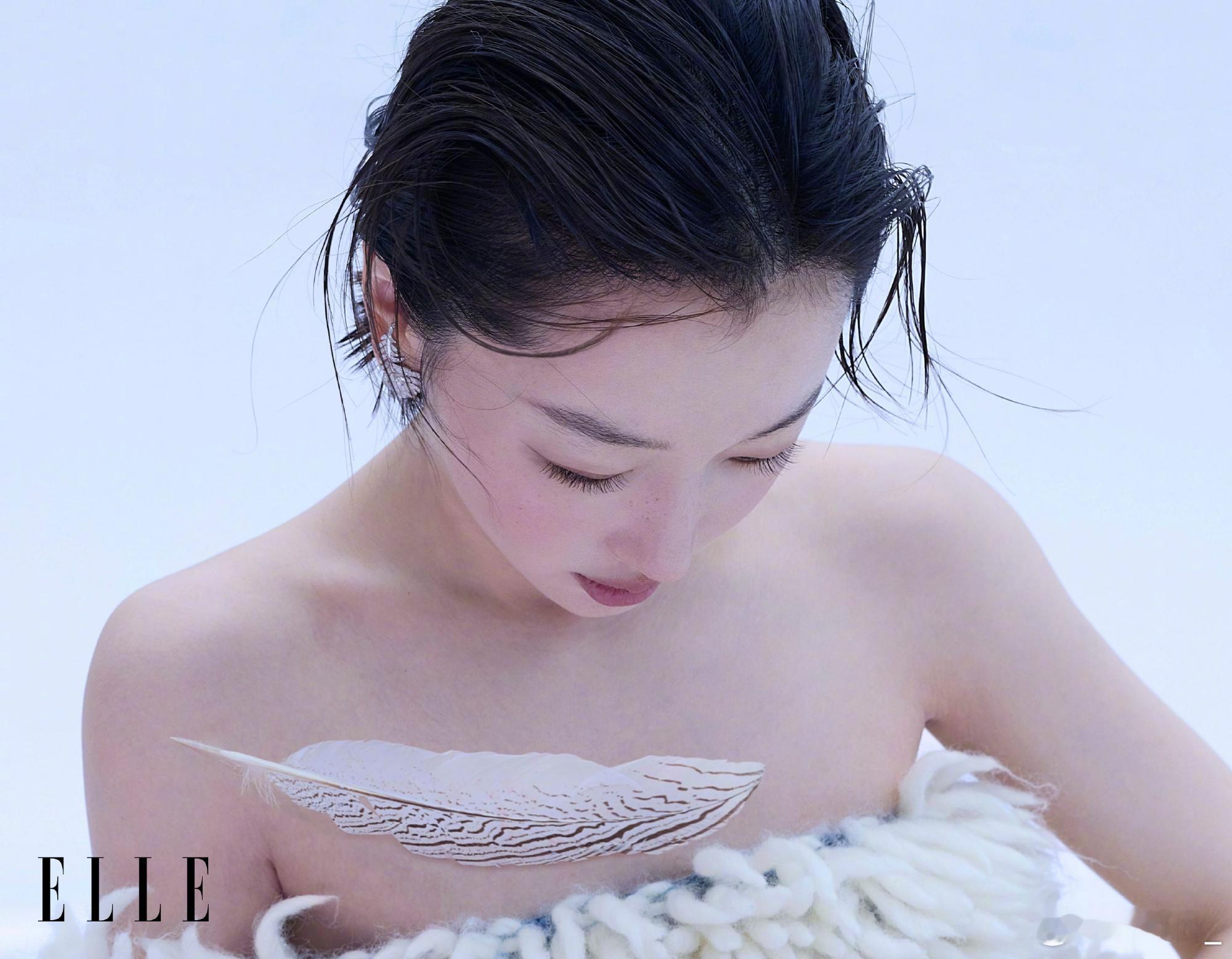 周冬雨ELLE金九封面周冬雨轻盈起飞ELLE大片在《文城》中，每每念到台词“最大