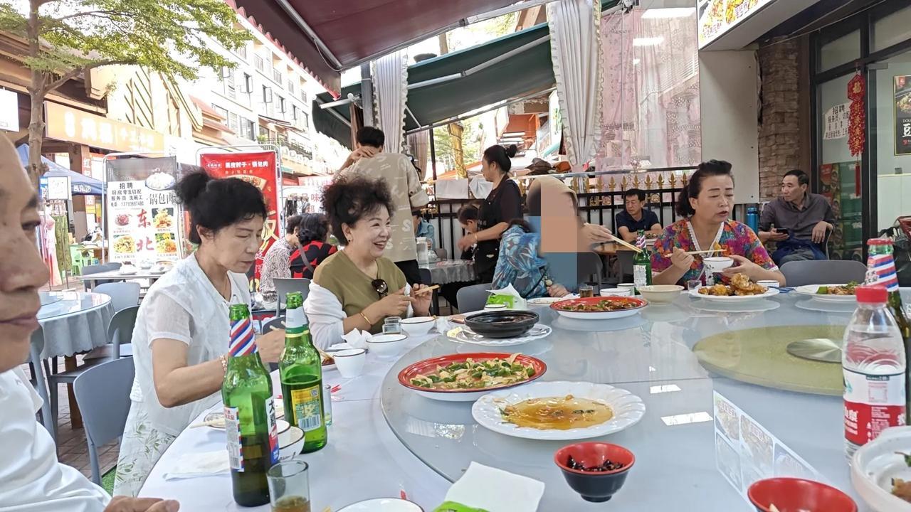 前些天在版纳景洪东北街上，一家东北菜馆子跟黑龙江绥化老乡聚会。年龄最大的就数钟大