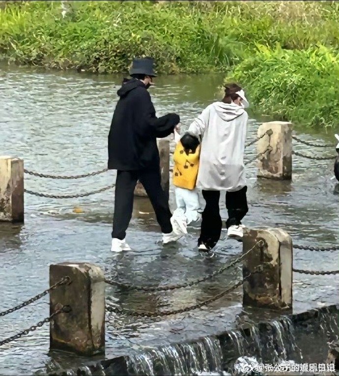 张若昀唐艺昕带女儿踩水 啊啊啊太幸福了！[哇][哇][哇]一直都很看好他们俩！ 