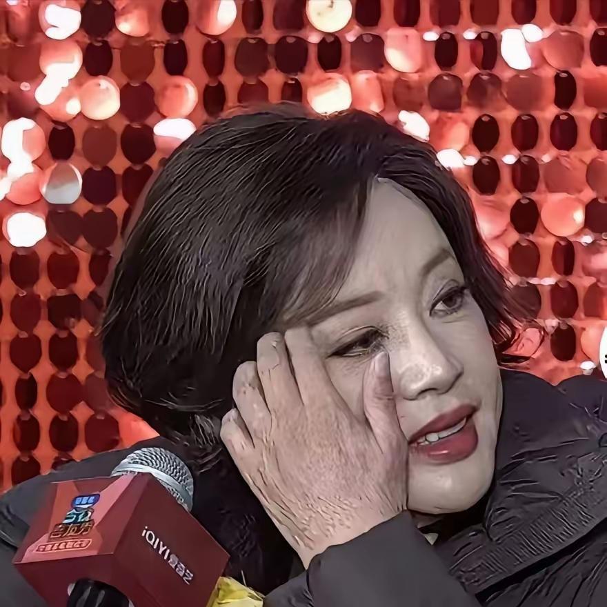 75岁还在三亚烈日下站6小时带货，滤镜拉满也挡不住生图的真实，但更吓人的是她的体