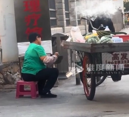 好多食物的生产处理过程，看完真的没胃口了。街边小摊卫生没保障，还是去水果店买放心
