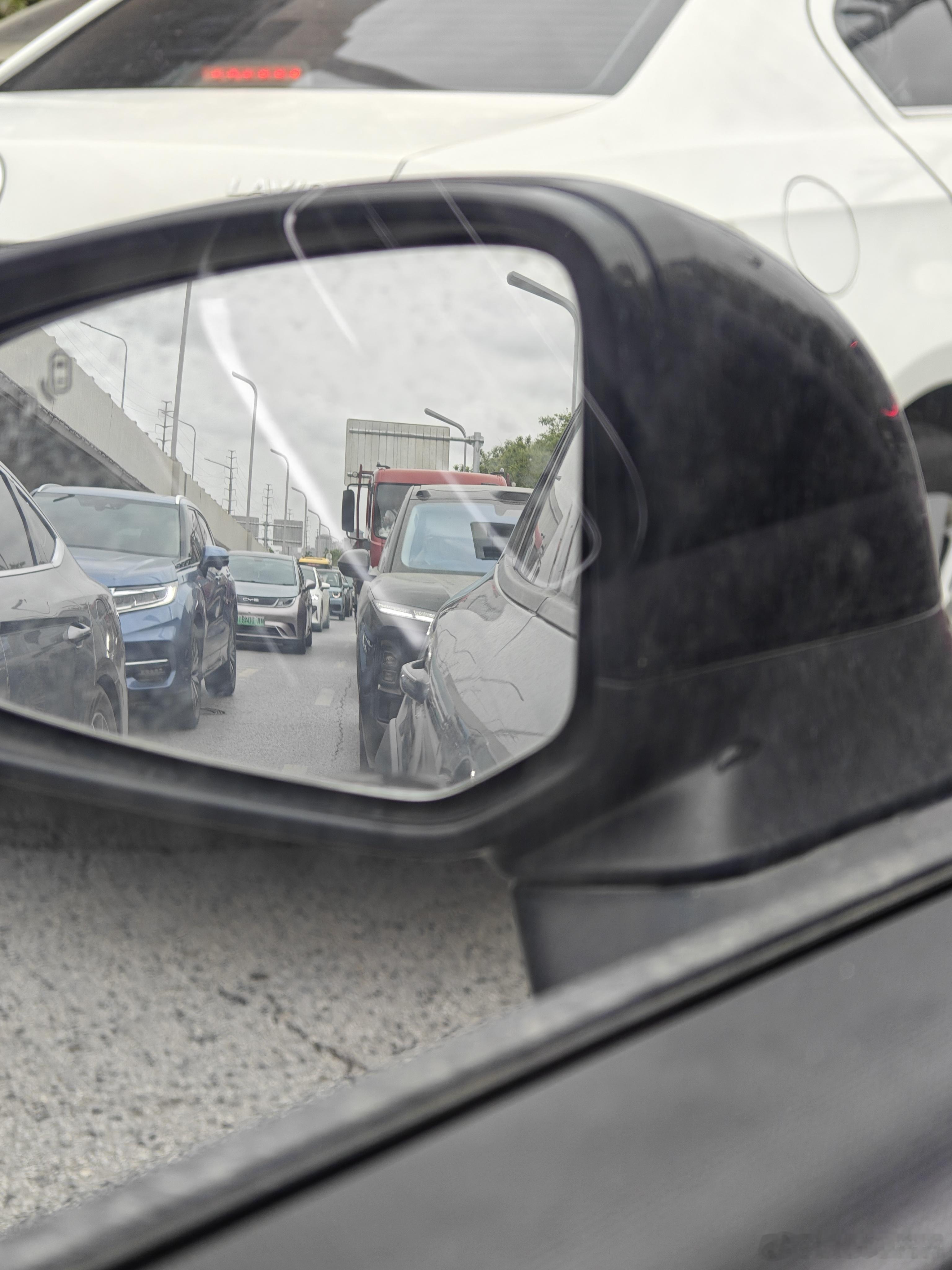 我像L90一样被两辆ES8夹在了中间（此处有半个双关）（开玩笑的，我只是一辆路过