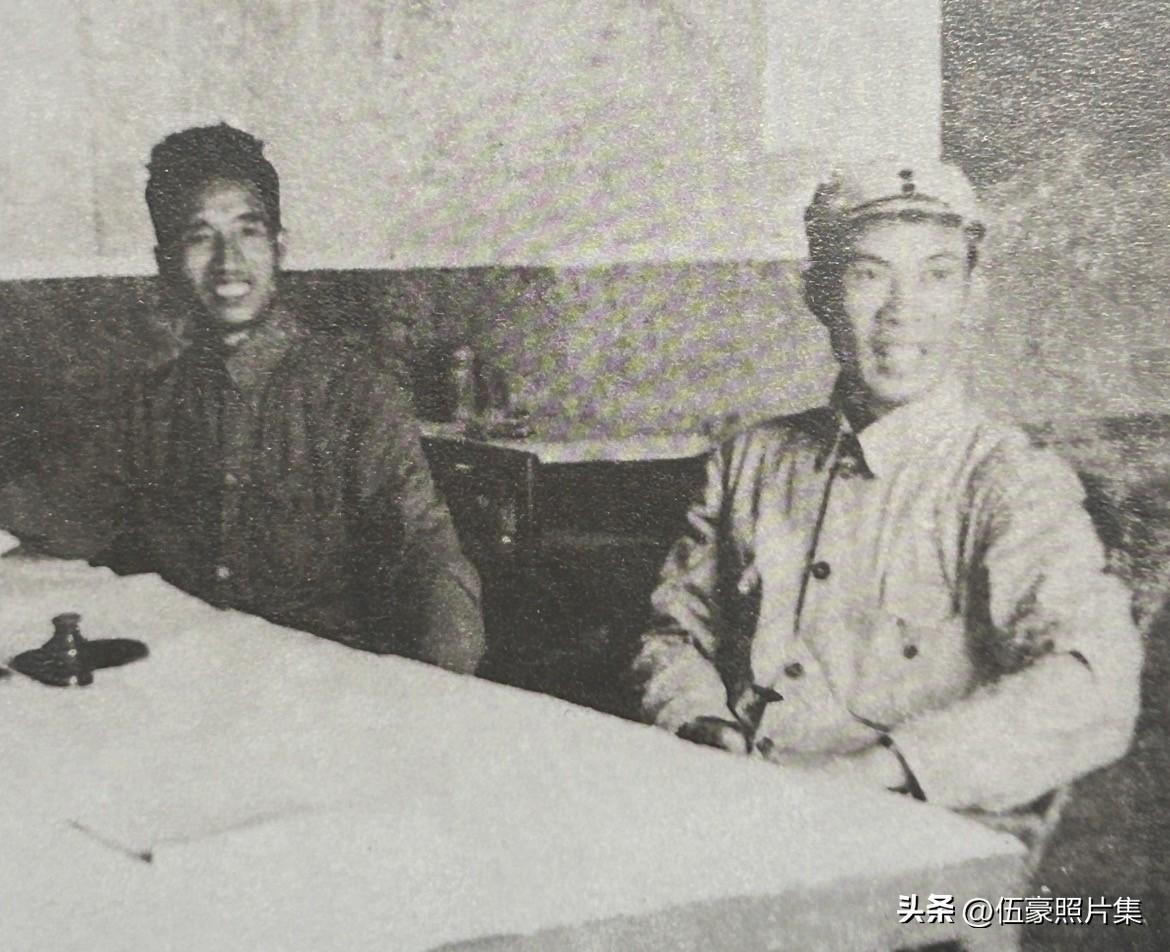 1948年，周士第与徐向前在华北军区第一兵团司令部的合影。两人合作的首个重大成果