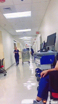 有人问：
为什么感觉医院的医护人员都好像不在乎我的死活一样？
看看下边这些场景，
