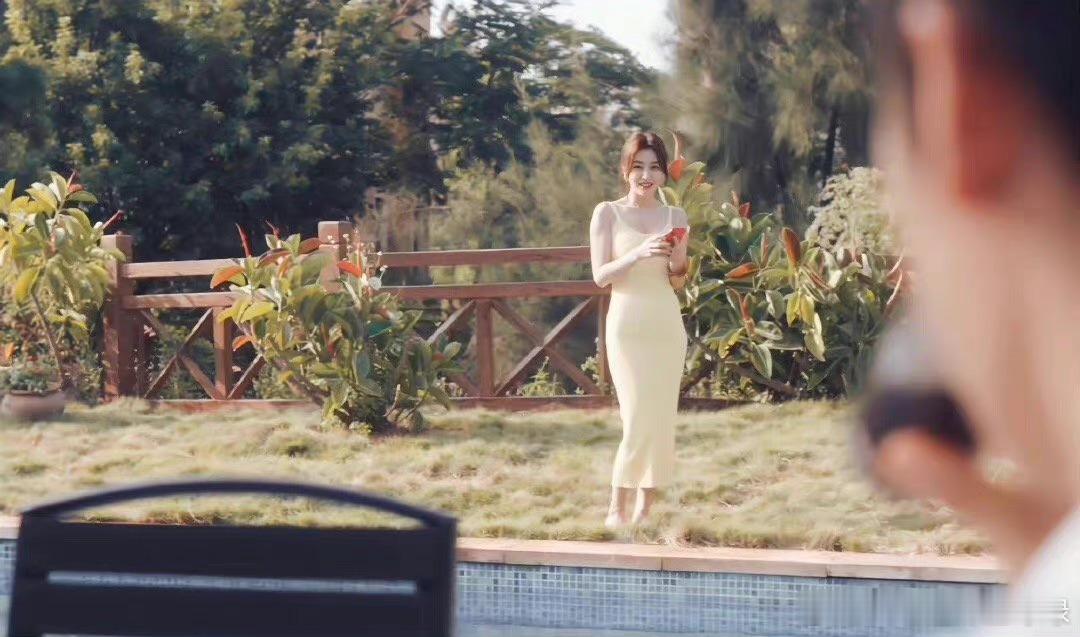 秦岚淡黄的长裙 秦岚这身鹅黄裙真的太适合她了，明媚优雅不张扬，金色花朵斜开在肩头