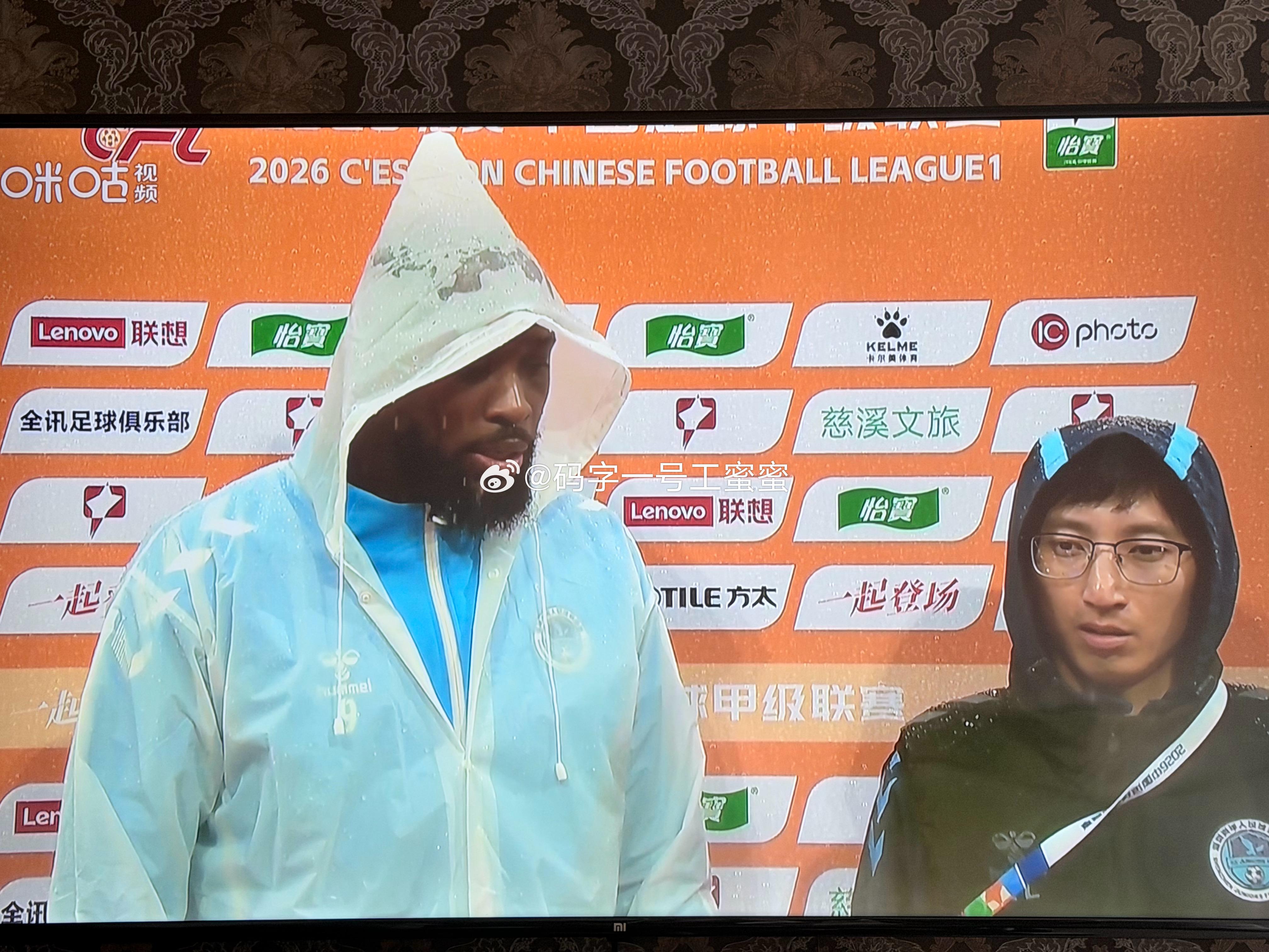 穿雨衣采访，怪可爱的 