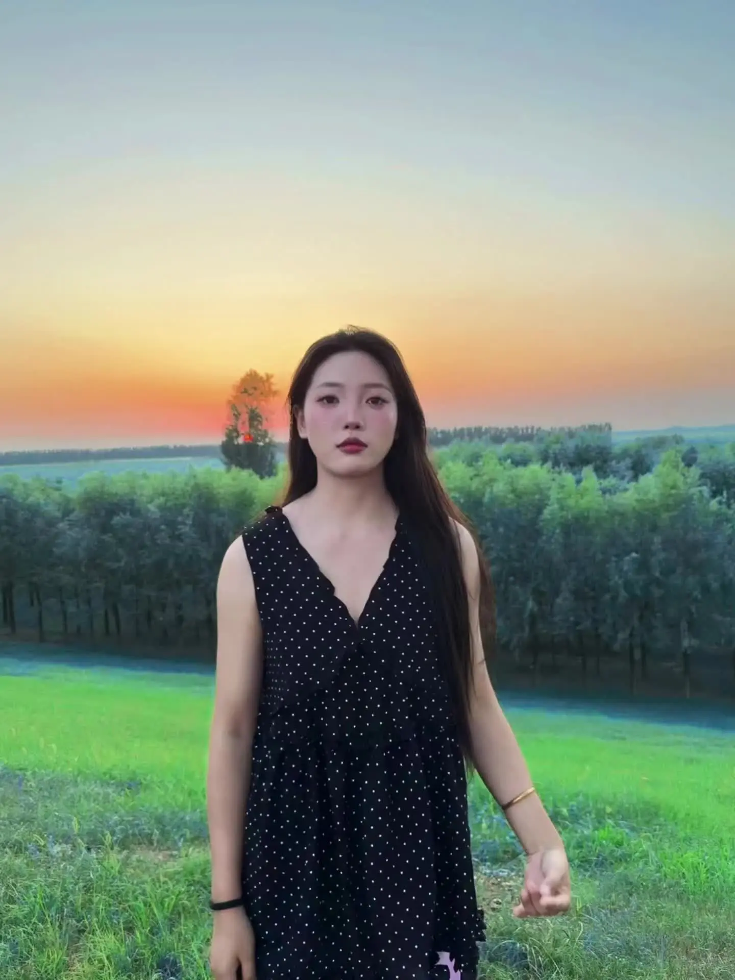 我们应该坐在一起发很久的呆 然后我说这个世界好无聊啊 你点点头说 这个地球完蛋了