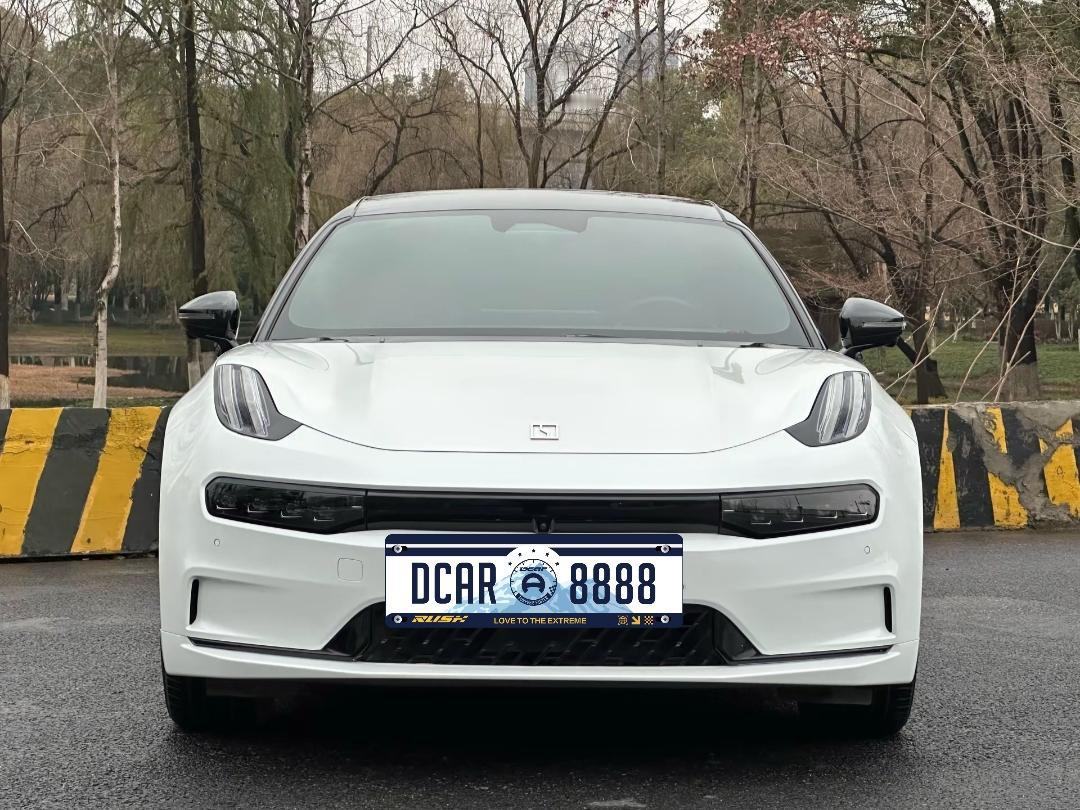 极氪001算是电车中做猎装车型比较早的，依靠出色的驾驶体验，帅气的造型设计，比较