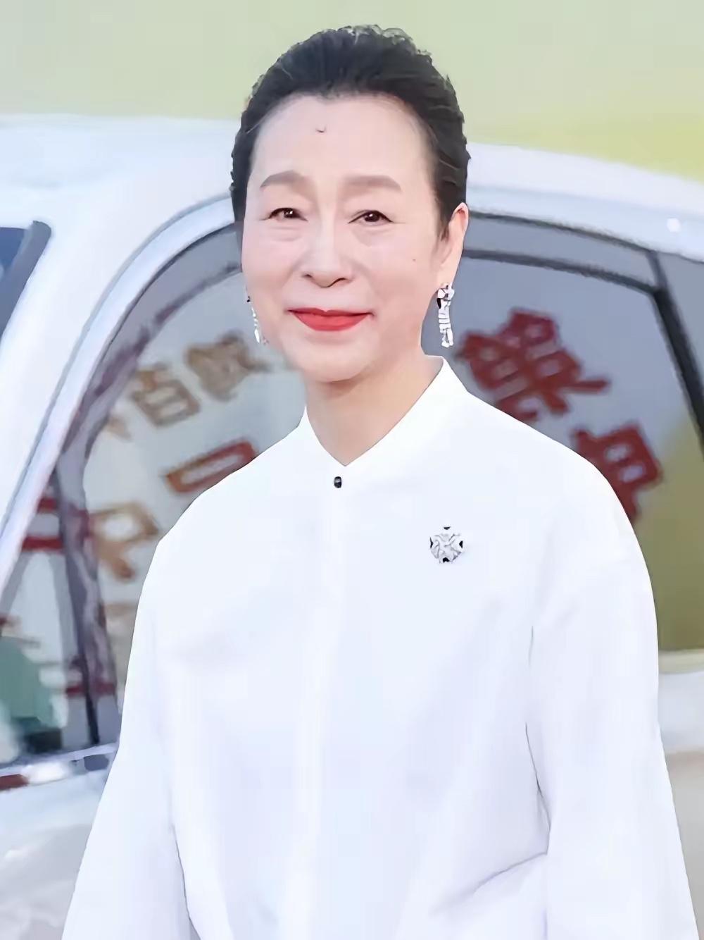 周野芒赴美进修，整整两年未曾与妻子奚美娟相见。等他学成归国踏进家门，竟撞见妻子大