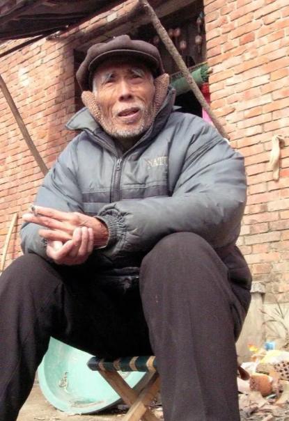 1949年11月27日深夜，重庆歌乐山白公馆，空气里全是刺鼻的硝烟味和土腥气。一