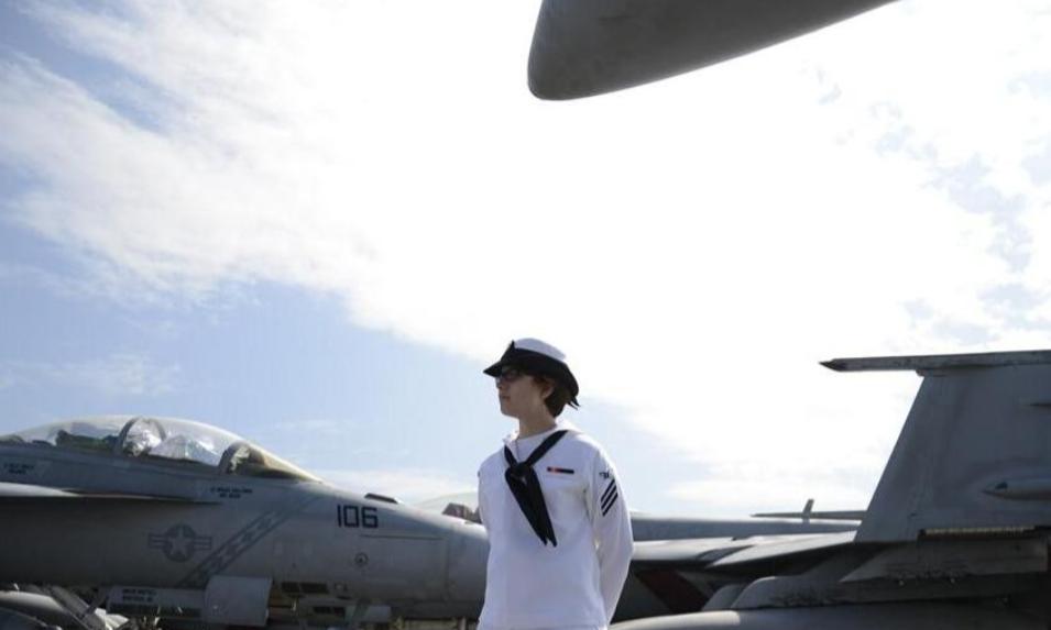 林肯号航母，男兵上红灯区去玩儿了，女兵怎么办？

2026年9月，美国海军“亚伯