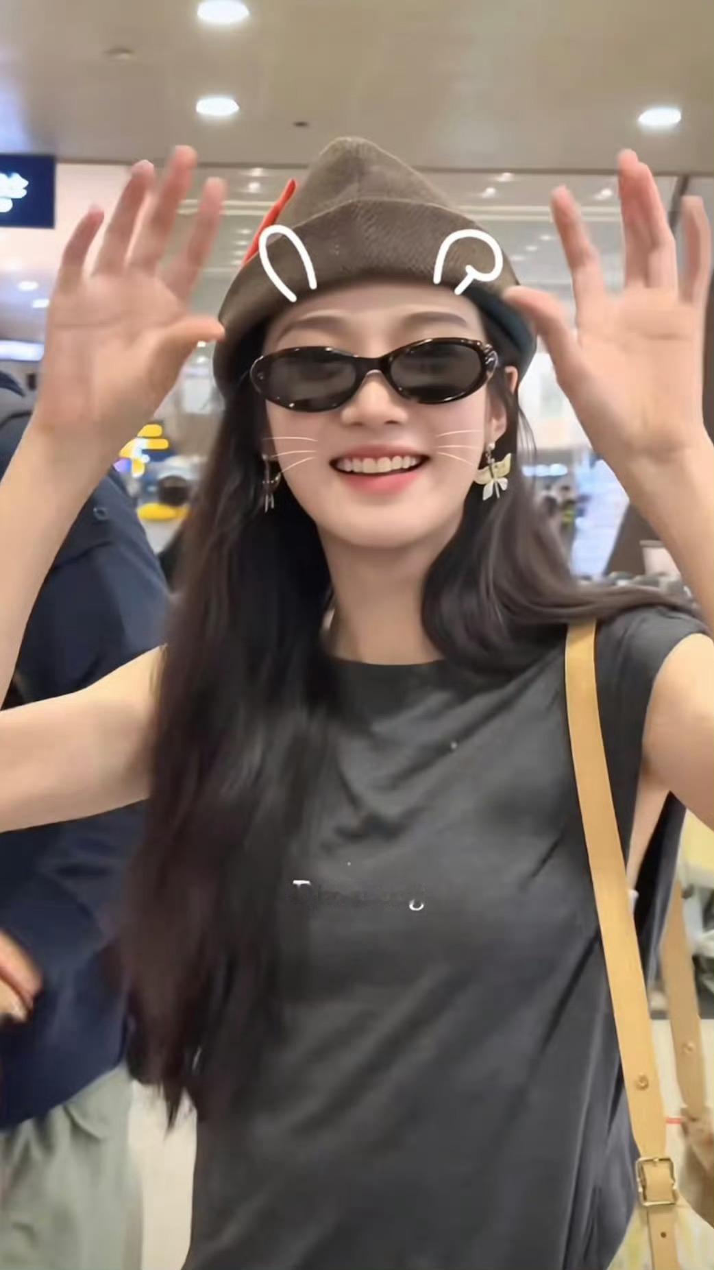卢昱晓晒成黑皮了还是很白呀萌萌牙牙乐回来啦！ 