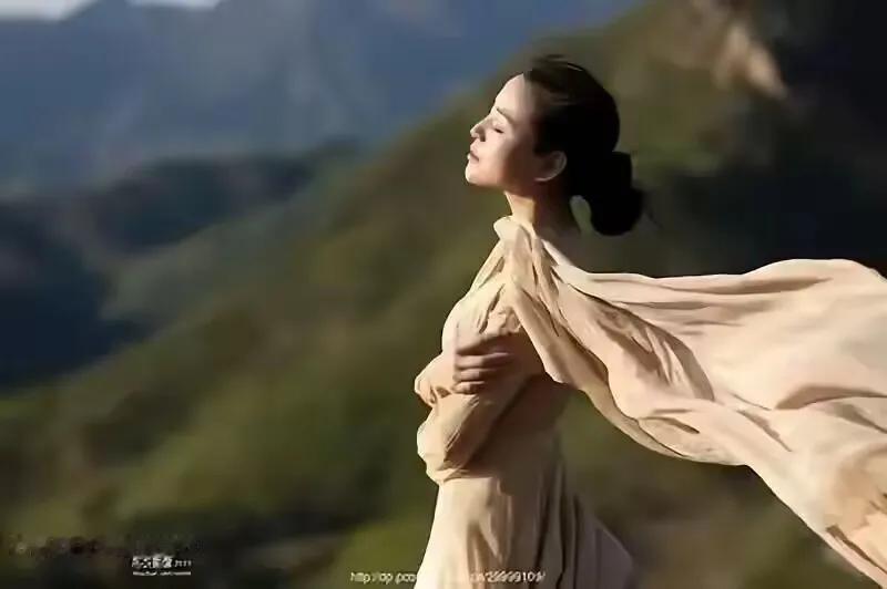 午后，时光

坐在长椅上，
有风吹过
一片落叶被风卷起
滚到眼前
就像此时的我，