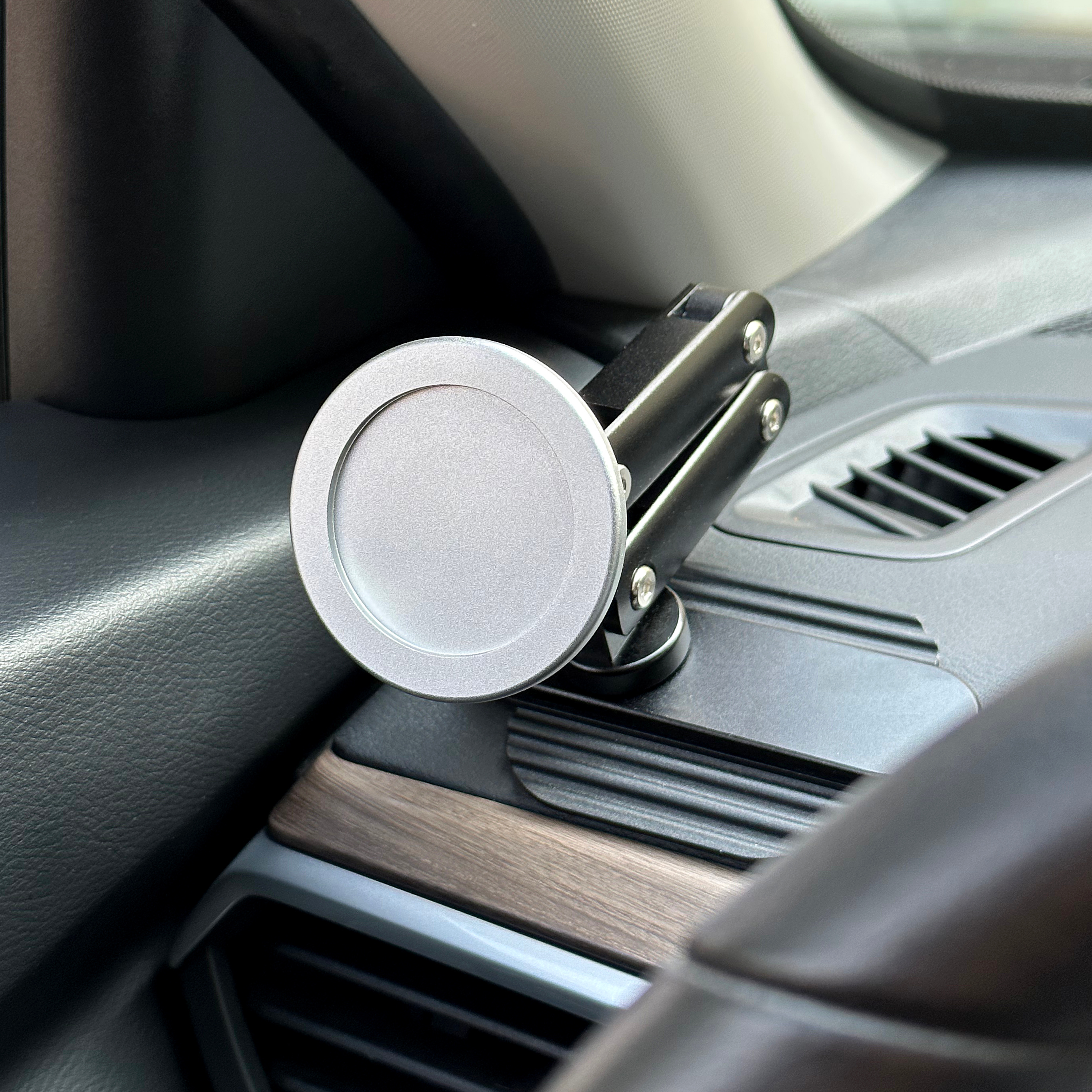 粘贴式车载磁吸支架补货到了哈，已经上库存了。搭配我们旗舰款磁吸头一起使用，效果很