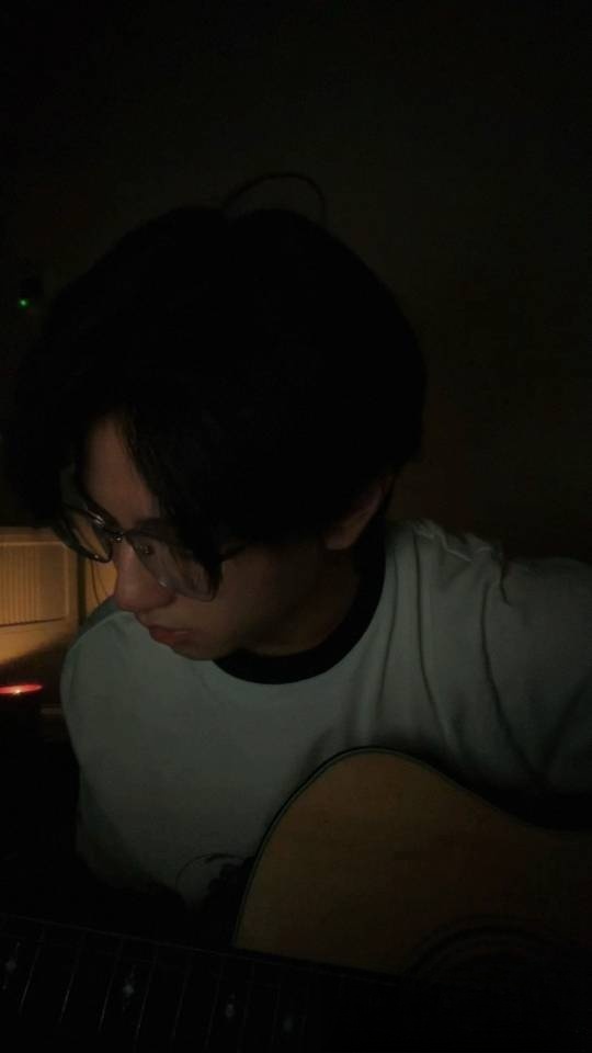 穆祉丞素颜弹吉他 救命！穆祉丞泡泡素颜弹吉他，少年氛围感拉满，颜值好能打。 